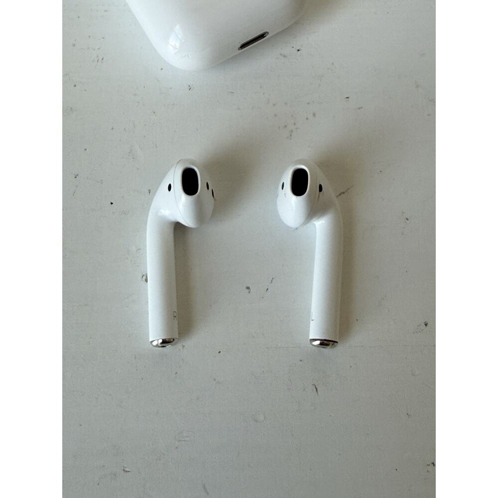 Apple AirPods 2nd Generation with Charging Case 2031 White 2019 TESTED - Picture 4 of 6